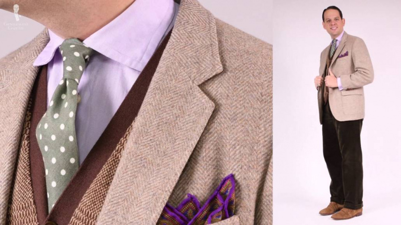 Chemise en tweed à chevrons avoine, gilet en tricot cardigan marron, chemise violette, cravate en lin à pois verts et une pochette de costume violette de Fort Belvedere.