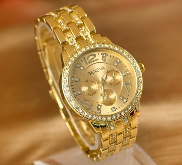 Um relógio barato com diamantes falsos