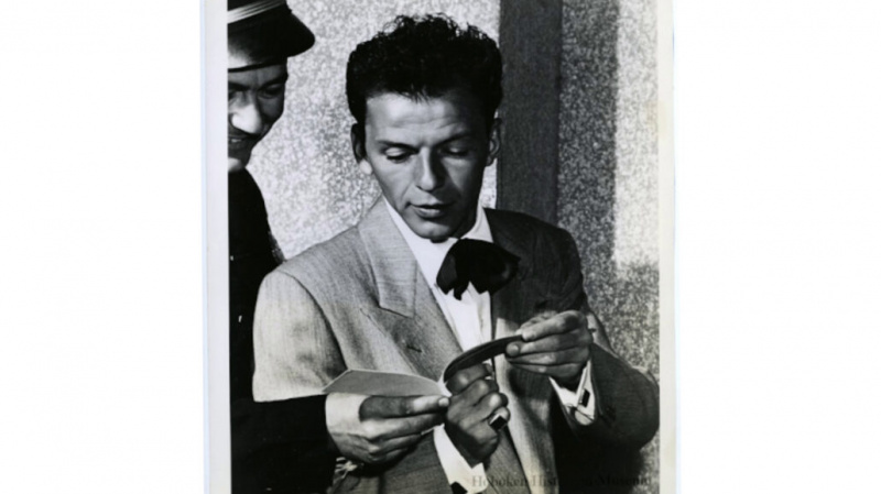 Un jeune Frank Sinatra portant une