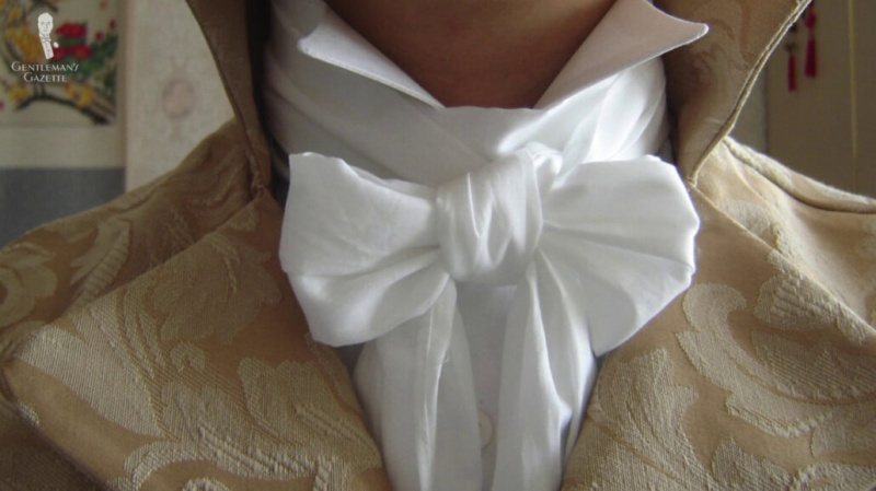Une cravate nouée comme un nœud papillon qui a permis aux cols hauts des années 1800 de se dresser plus fièrement.