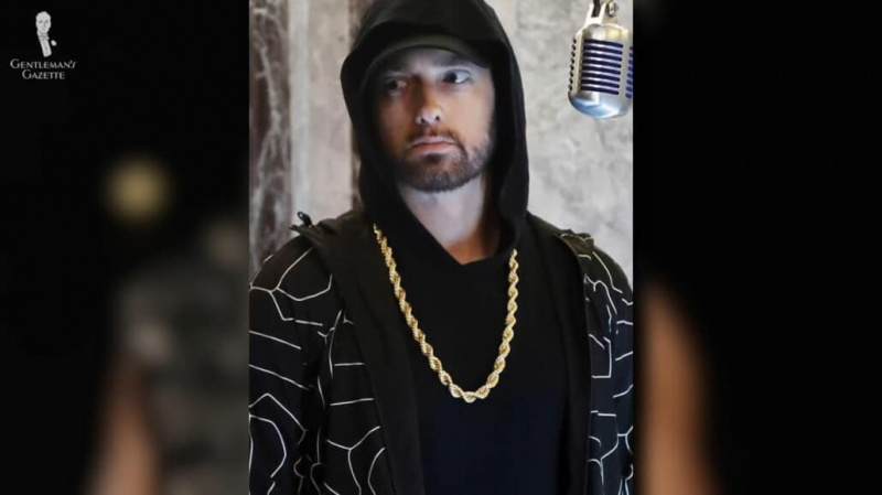 Eminem yllään ylisuuri kultainen köysiketjukaulakoru