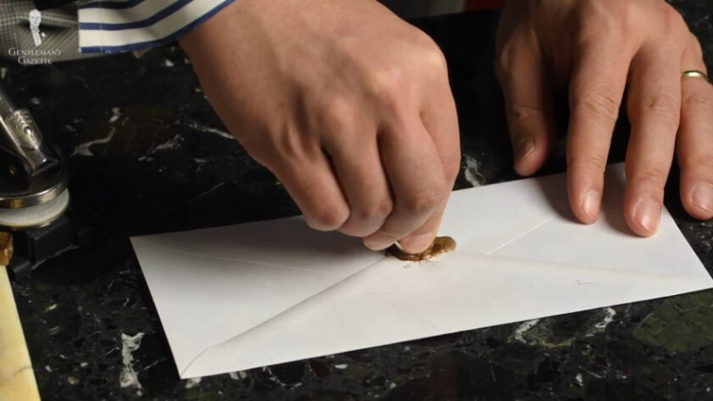 Рафаел користи свој печатни прстен да запечати писмо