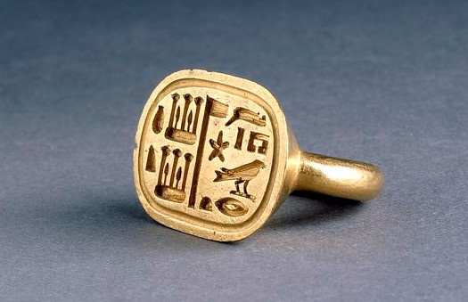 Egyptin pappi Sienamunin sormus (664–525 eKr.)