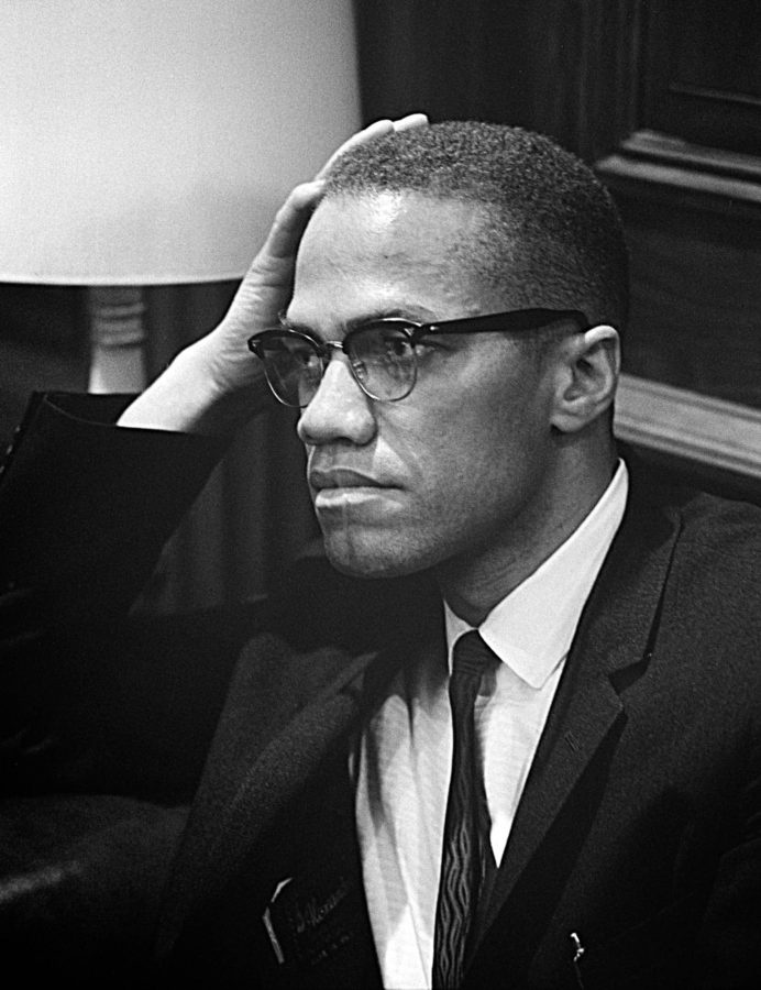 Malcolm X portant ses lunettes browline distinguées