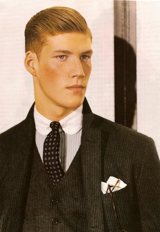 Modelo Ralph Lauren com broche de colarinho