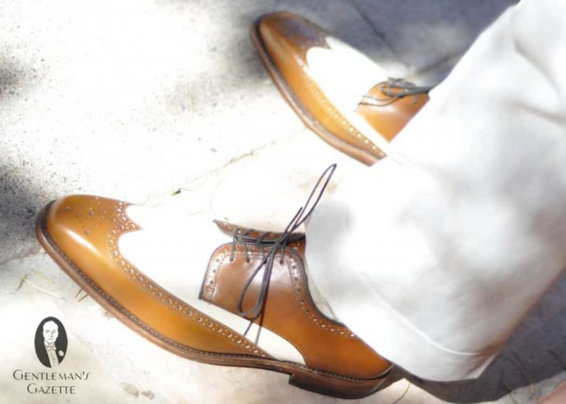 Toeschouwersschoenen in bruin en wit met lichtgekleurde broek