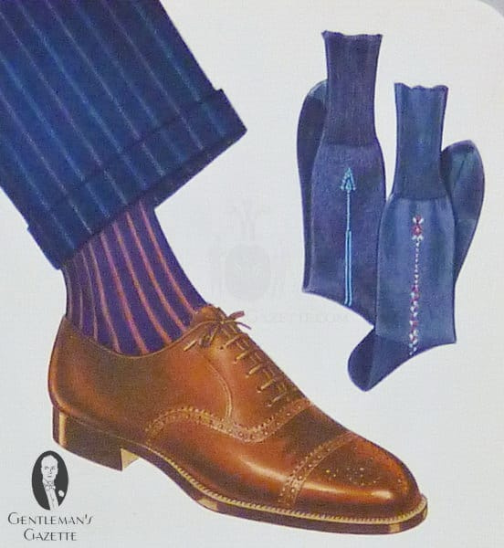 Bruine halve brogueschoen met schaduwstrepen sokken in blauw en rood met marineblauw krijtstreep pak