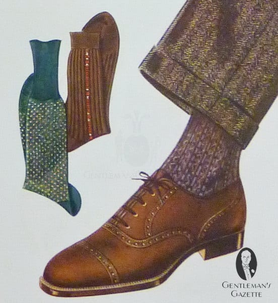 Ruskea oxford-kenkä, jossa keskiruskea puku ja violetit sukat