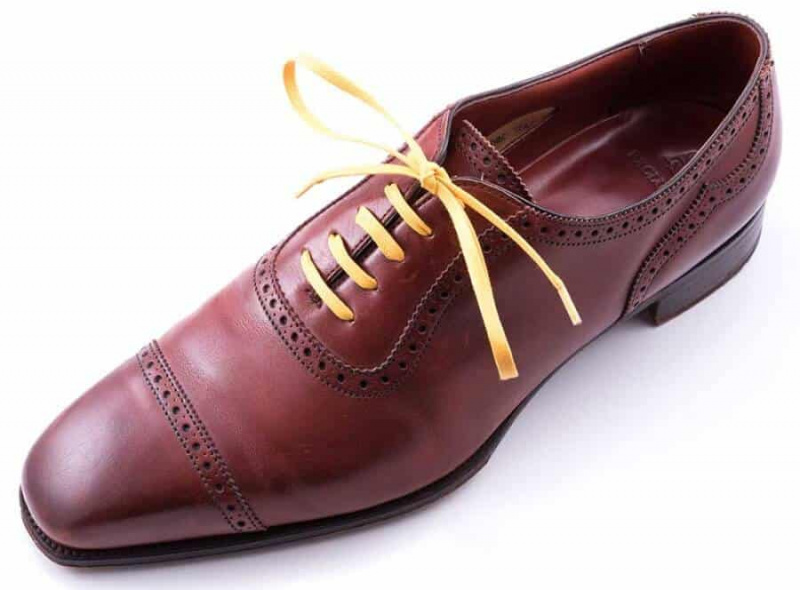 Gele schoenveters op bruin Oxford
