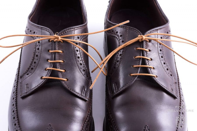 Vaaleanruskeat puuvillaiset kengännauhat tummanruskeissa Derby-kengissä, joissa on nauhoitus
