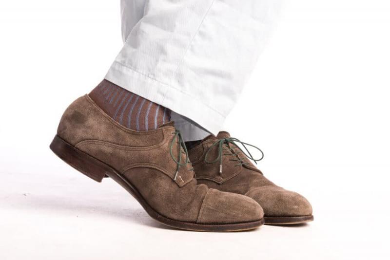 Světle hnědé a modré ponožky se semišovými botami v hnědé barvě