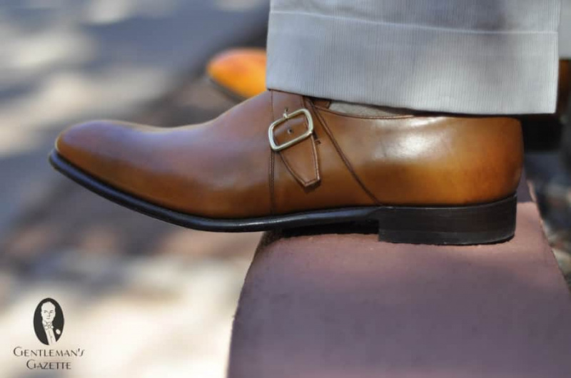 Bruine schoenen met monniksband en beige broek met manchetten
