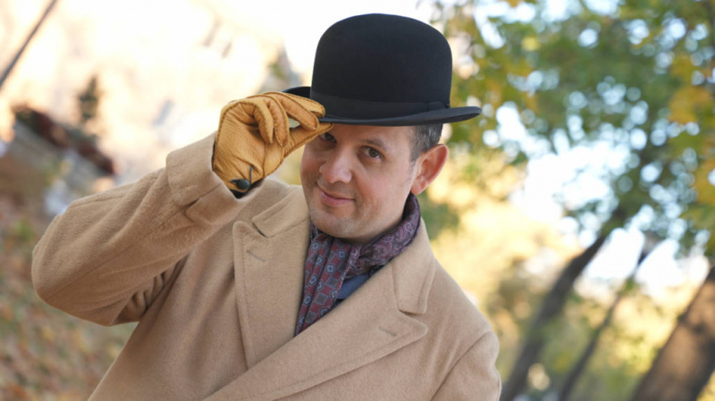 Рафаел носи светлосмеђи капут, црни шешир, бордо мараму и жуте рукавице из тврђаве Белведере