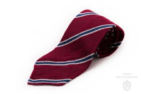 Shantung pruhovaná tmavě červená, modrá a bílá hedvábná kravata - Fort Belvedere