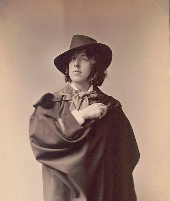 Oscar Wilde portant un chapeau fedora