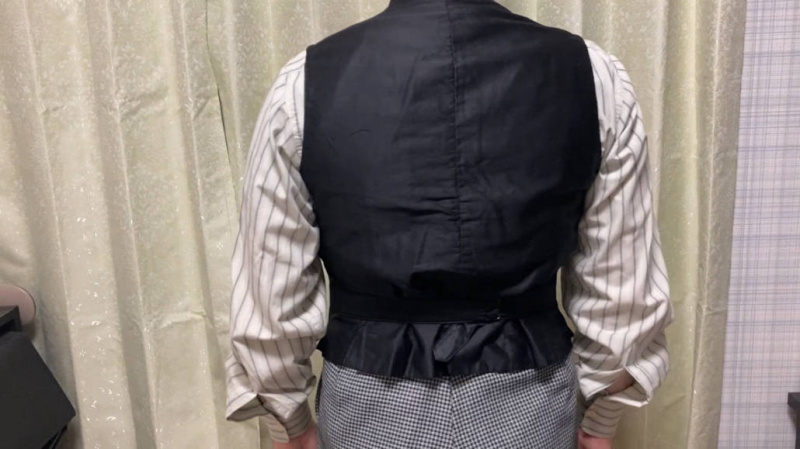 Gilet noir avec une ceinture de serrage dans le dos