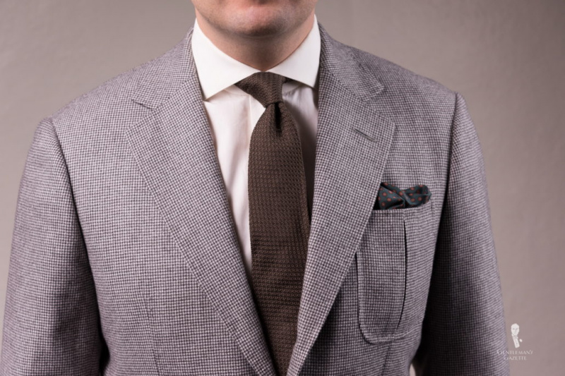 Хоундстоотх јакна са браон краватом од гренадина и тамнозеленим свиленим џепним квадратом са мотивима наранџастих тачака и плавим пејзлијем - Форт Белведере