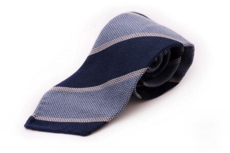 Cravate grenadine de laine et cachemire en rayures bleu foncé, bleu clair et blanc cassé