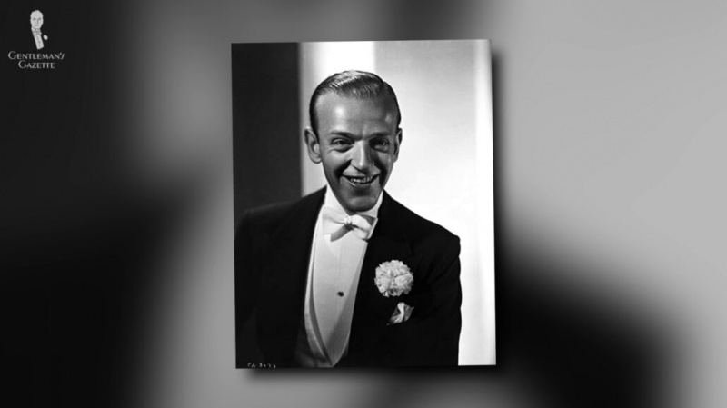 Fred Astaire tout sourire dans son ensemble cravate blanche