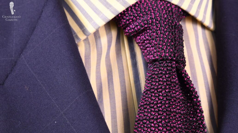 Dvoubarevná pletená kravata v černé a purpurově růžové barvě Changeant Silk z Fort Belvedere