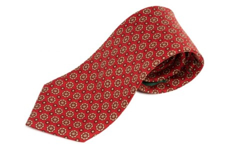 Hedvábná kravata Madder Print v červené barvě s Buff mikrovzorem střední velikosti Fort Belvedere