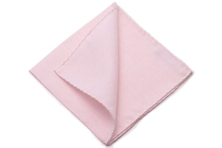 Pochette de costume en lin rose pâle avec bords en X blancs roulés à la main