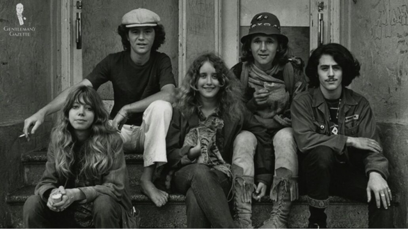 Skupina teenagerů z kontrakultury v 60. letech [Image Credit: Elaine Mayes: Summer of Love]