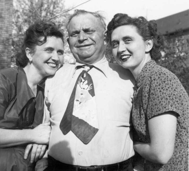 Široká kravata, jak je vidět v roce 1953; znovu se dostali na výsluní (tentokrát ironicky) koncem 60. let. [Image Credit: Bill Whittaker/Wikimedia Commons]
