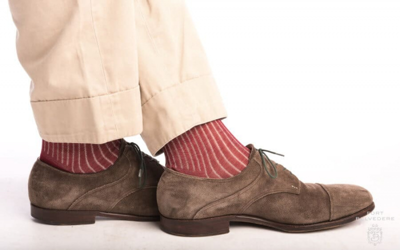 Chaussettes côtelées Shadow Stripe bordeaux et gris clair associées à des chaussures derby en daim marron