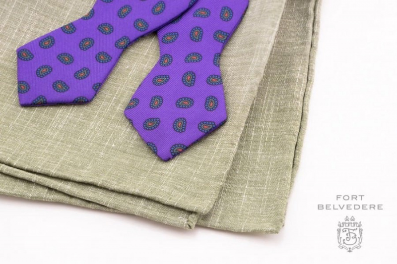 Batswing Purple Madder Silk Bow tie avec pochette en lin vert - Fait à la main par Fort Belvedere (16 sur 16)