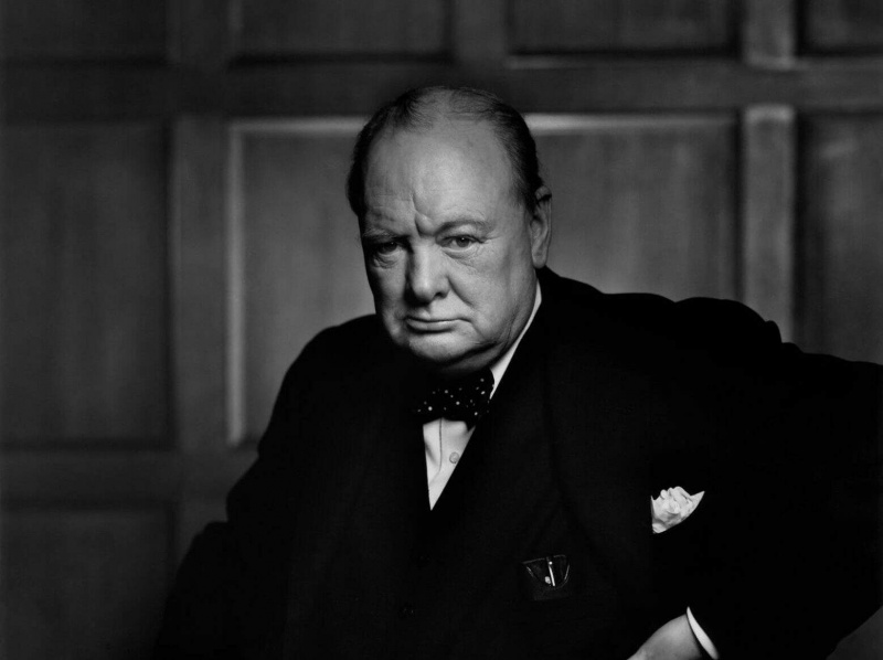 Winston Churchill pukeutuu tunnusomaiseen pilkulliseen rusettiinsa Yousuf Karshin ikonisessa valokuvassa