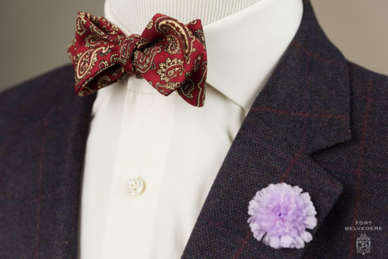 Drevna Madder svilena paisley leptir kravata u crvenoj i tamnožutoj boji u kombinaciji s boutonniereom Field Scabious - Fort Belvedere