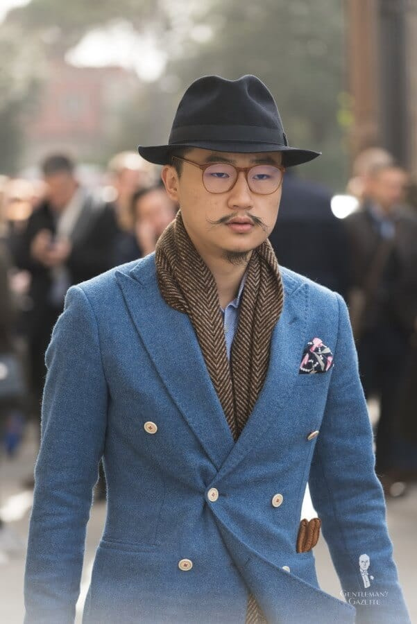 Manteau sport en laine bleu clair avec boutons contrastés dans le style 6x2 DB