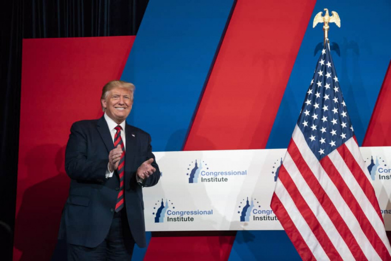 Le président Trump en costume bleu marine avec cravate bleu marine et rouge