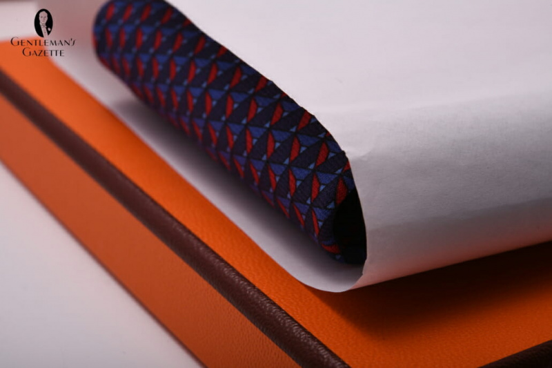 Oranžová krabička na kravaty Hermes s hnědými okraji