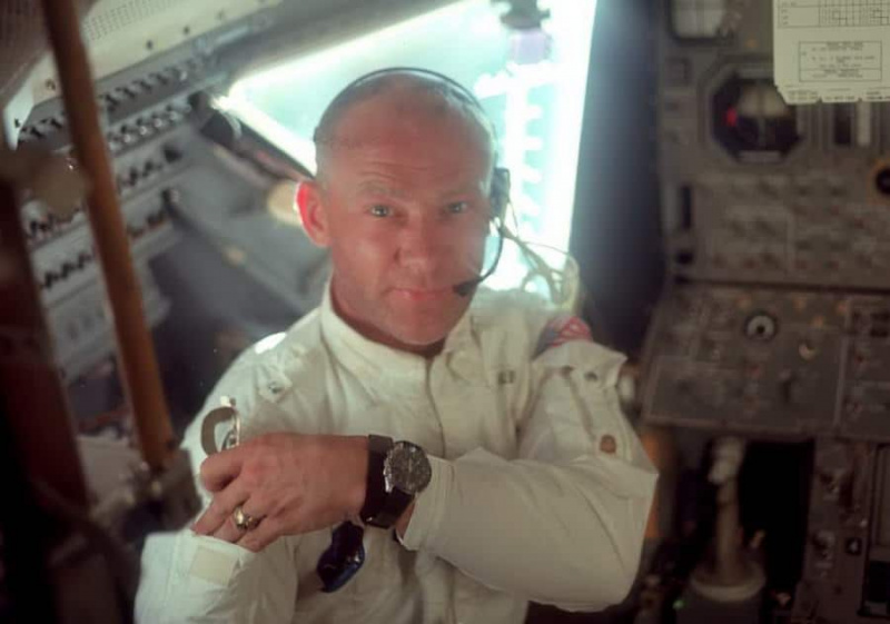 Buzz Aldrin draagt ​​Omega