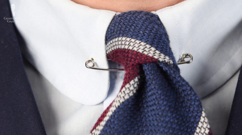 Tato kravata je inspirována kravatovým uzlem se čtyřmi v ruce.