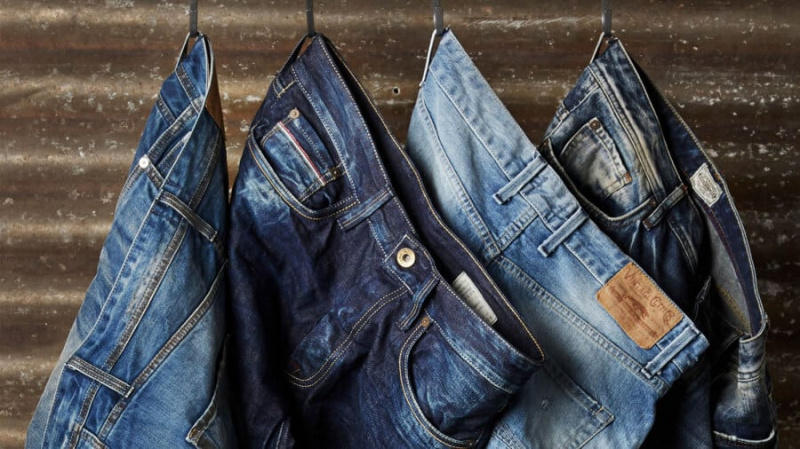Différents styles de jeans bleus