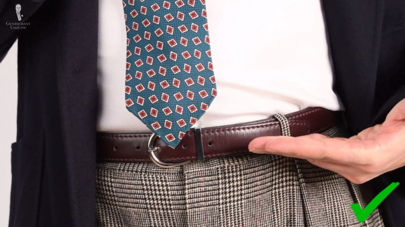Corriger la longueur de la cravate avec une cravate Jacquard