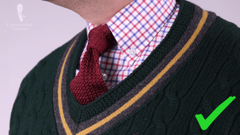 Pull en tricot vert à col en V avec chemise habillée à carreaux et cravate en tricot bordeaux par Fort Belvedere