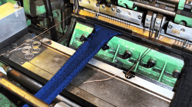 Comment est faite une cravate en tricot