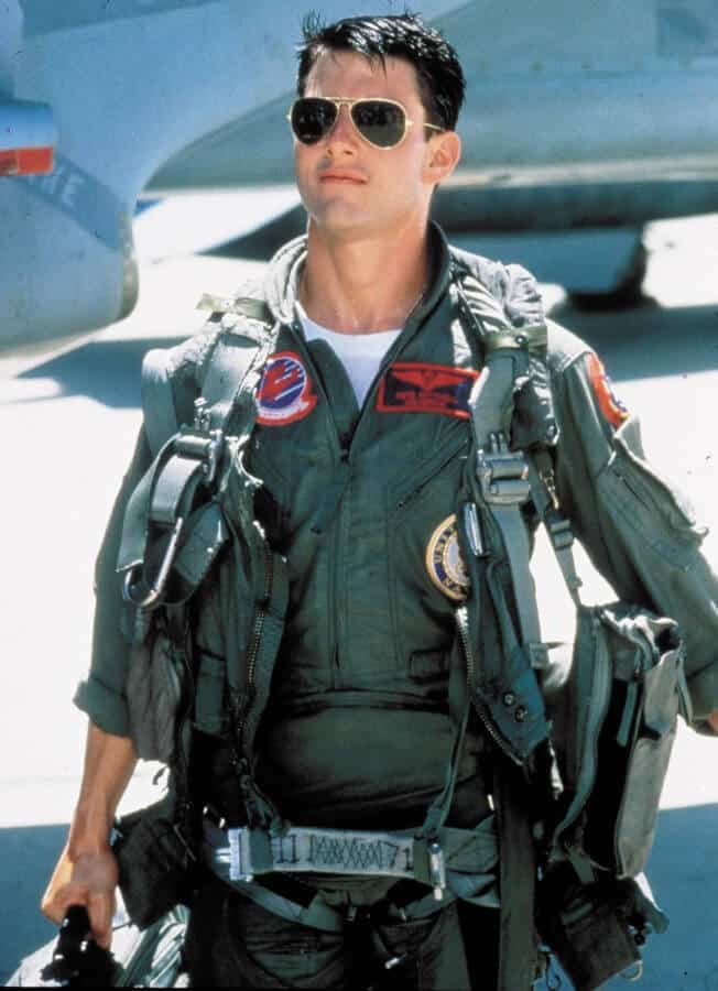 Tom Cruise vestindo aviadores em Top Gun