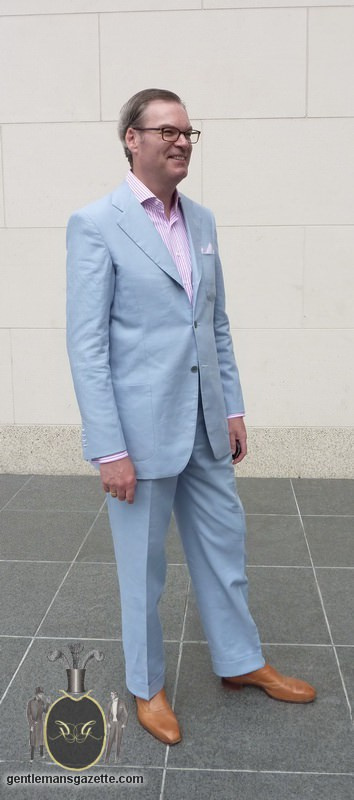 Herbert Stricker pose dans un costume en lin irlandais bleu ciel