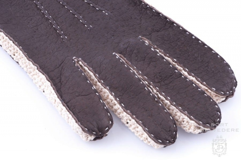 Podrobnosti o háčkování a ručním šití na čokoládově hnědé pekkarské rukavici