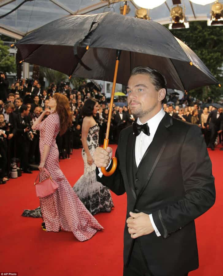 Leonardo DiCaprio utilise un parapluie lors d