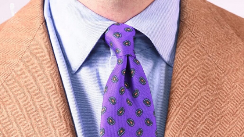 Plava košulja s ljubičastom paisley kravatom iz Fort Belvederea
