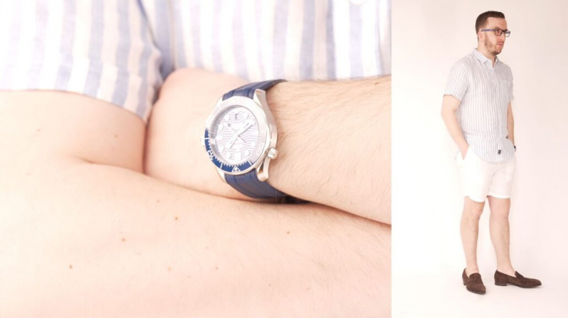 Chris dans un ensemble décontracté portant une montre Omega Seamaster avec des bracelets en caoutchouc