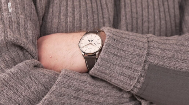 Un bracelet de montre en cuir traditionnel convient aux vêtements semi-décontractés de tous les jours