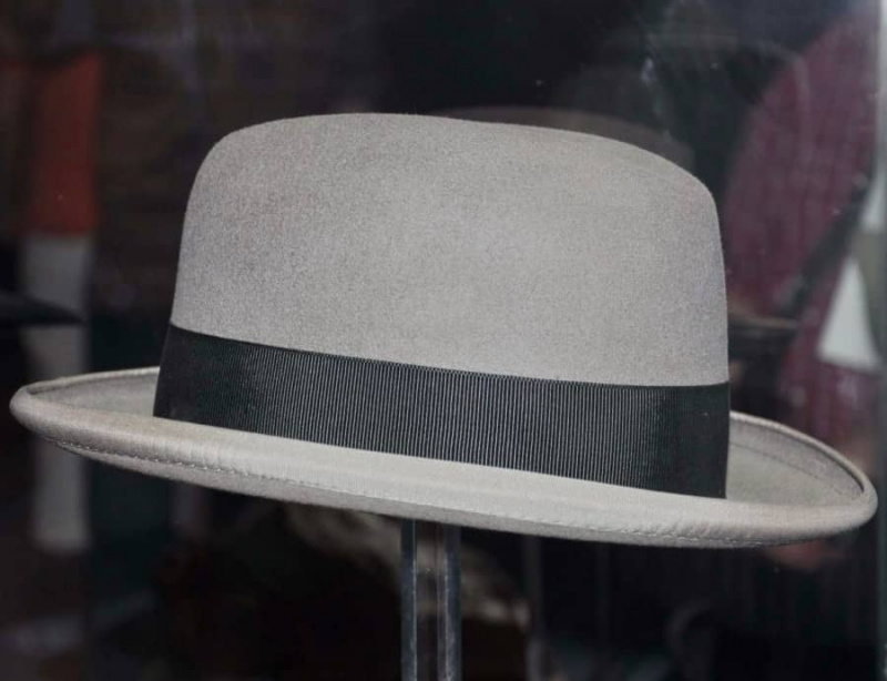 Chapeau Homburg avec bord gris clair et bande de chapeau noire