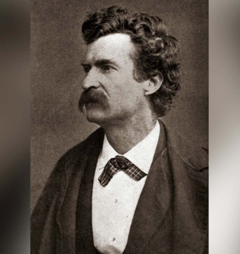 Mark Twain usando uma gravata de plantação
